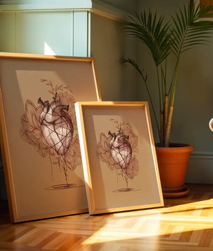 Ilustración detallada de un corazón anatómico con elementos florales sobre fondo beige