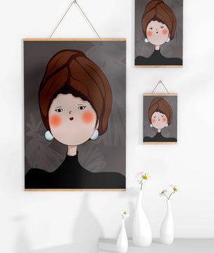 Retrato elegante de una mujer con un tocado único y rasgos expresivos