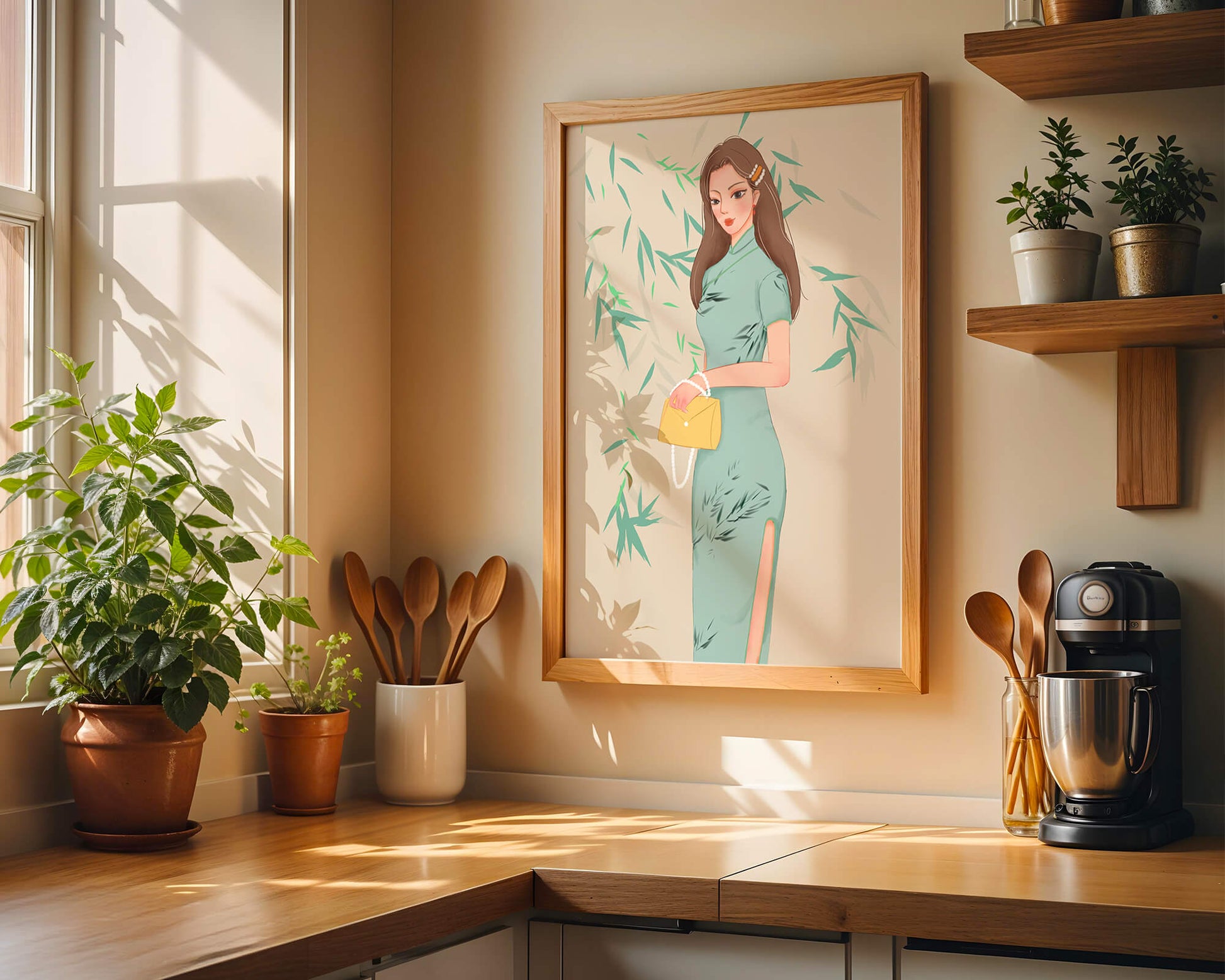 Mujer elegante con vestimenta tradicional sosteniendo un bolso amarillo con fondo de bambú