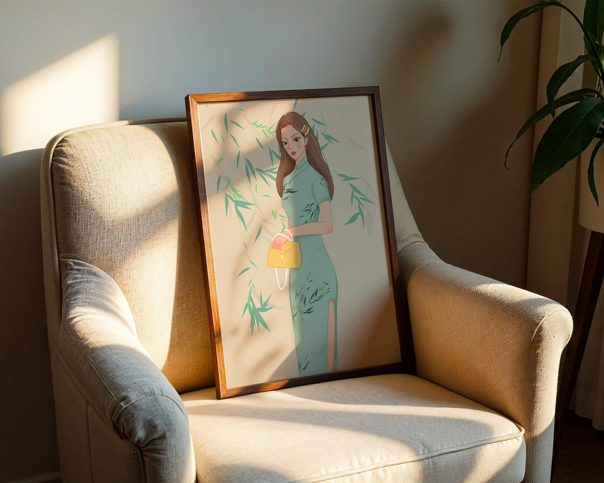 Mujer elegante con vestimenta tradicional sosteniendo un bolso amarillo con fondo de bambú