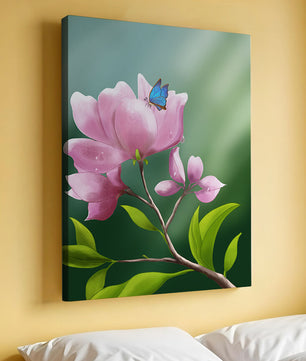 Zarte rosa Blume mit einem leuchtend blauen Schmetterling in einer ruhigen Gartenumgebung