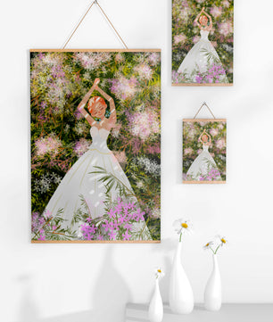 Mujer en vestido blanco acostada entre flores en un jardín