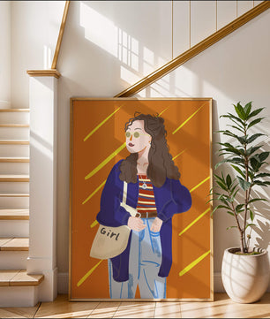 Mujer elegante con ropa casual, gafas de sol y bolso en un fondo naranja