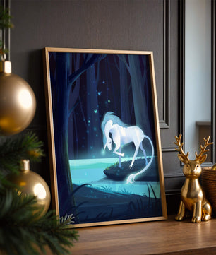 Escena nocturna encantadora con un unicornio junto a un arroyo del bosque