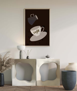 Taza de café minimalista con jarra vertiendo sobre fondo oscuro