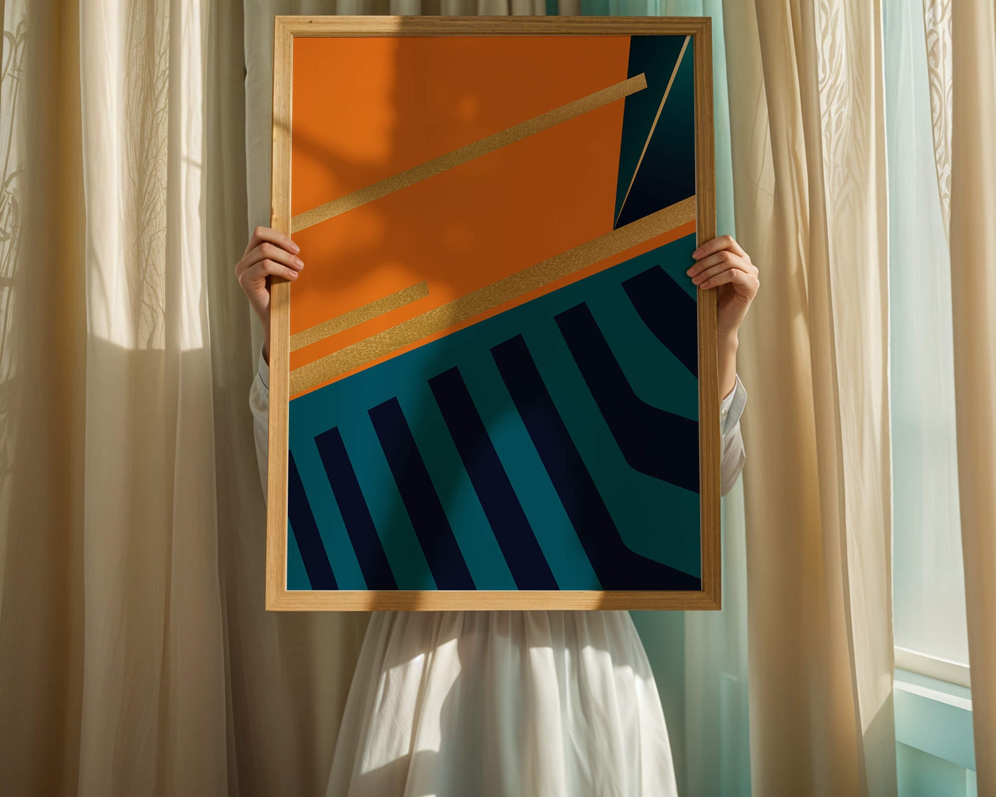 Moderne geometrische Abstraktion mit goldenen Elementen und kräftigen Farben 