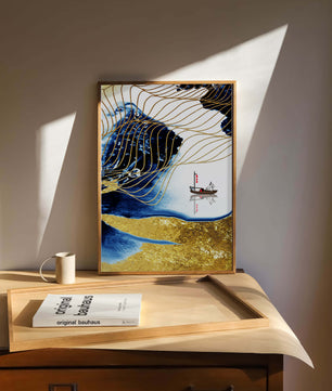 Paisaje abstracto con olas doradas y un bote solitario sobre fondo azul y blanco