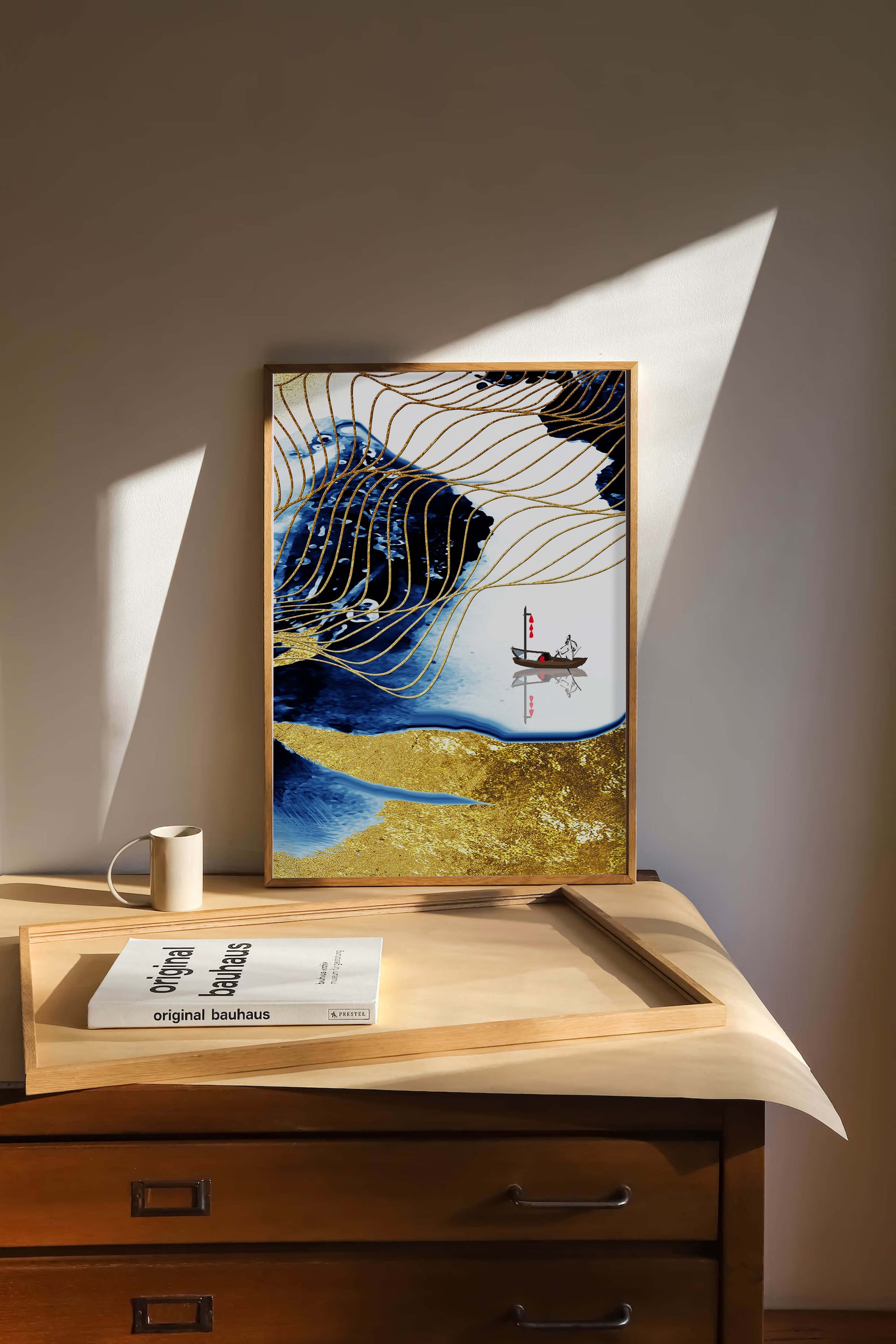 Paisaje abstracto con olas doradas y un barco solitario sobre fondo azul y blanco.