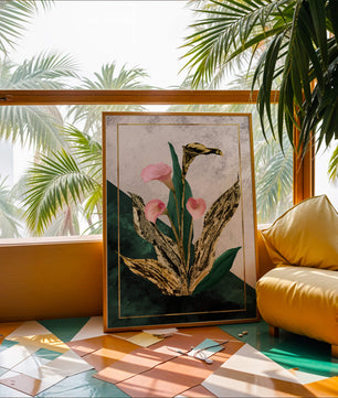 Abstrakte botanische Kunst mit rosa Calla-Lilien und goldenen Blättern