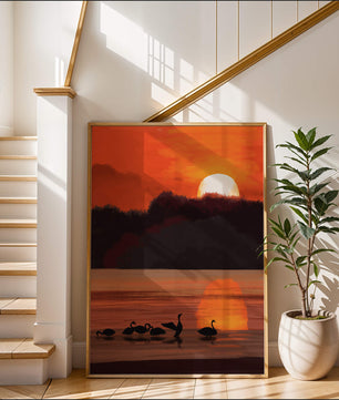 Ruhiger Sonnenuntergang über einem See mit Schwanensilhouette