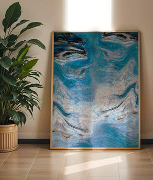 Pintura texturizada abstracta en azul y crema con patrones giratorios