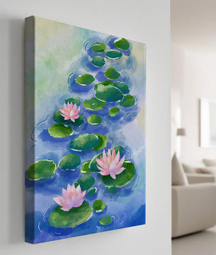 Escena acuática serena con flores de loto rosadas y hojas de nenúfar sobre una superficie de agua tranquila