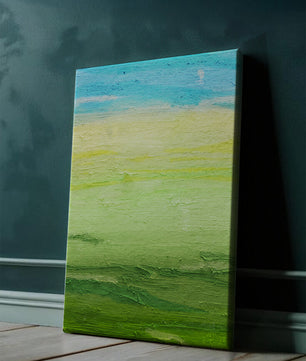 Paisaje abstracto con cielo azul y campos verdes