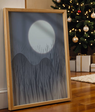 Ruhige Nachtlandschaft mit Vollmond und kahlen Bäumen
