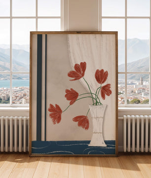 Flores rojas delicadas en un jarrón con interior de elegante cortina