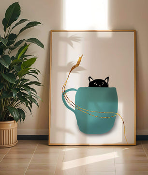 Katze in blaugrüner Tasse mit goldenen Elementen