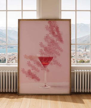 Elegante copa de cóctel roja sobre un fondo texturizado rosa