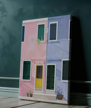 Casas pastel encantadoras con puertas y ventanas coloridas