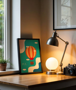 Bunte Heißluftballon-Illustration mit Wolken und abstrakten Formen