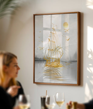 Escena náutica serena con velero dorado en el mar