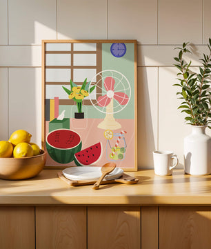 Nature morte sur le thème de l'été avec pastèque, éventail et fleurs dans un intérieur lumineux