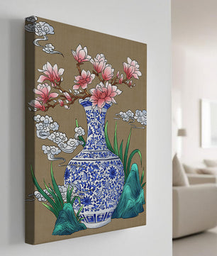 Arreglo floral elegante en un jarrón de porcelana azul y blanco con magnolias