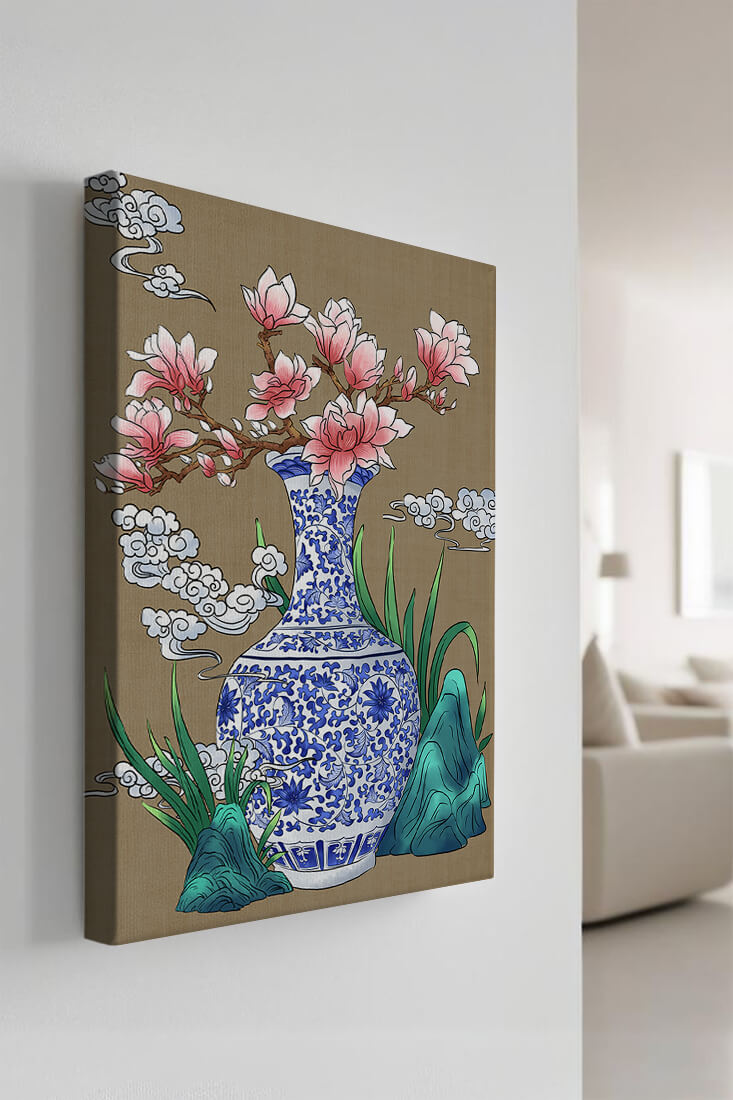 Elegante arreglo floral en jarrón de porcelana azul y blanca con magnolias.