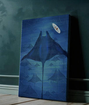 Escena submarina serena con mantarrayas y una canoa solitaria