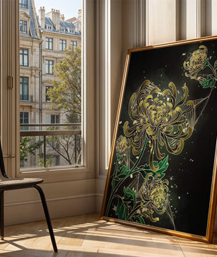 Œuvre élégante de chrysanthèmes dorés et verts sur fond sombre