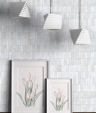 Wunderschöne rosa Tulpen mit grünen Blättern auf einer minimalistischen Leinwand