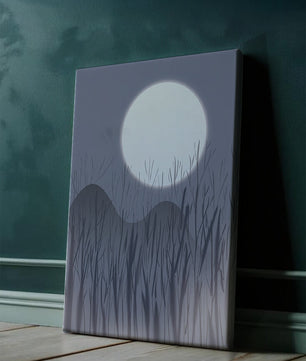 Ruhige Nachtlandschaft mit Vollmond und kahlen Bäumen