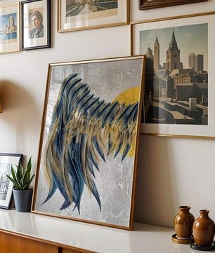 Arte de plumas abstractas con detalles dorados sobre fondo texturizado