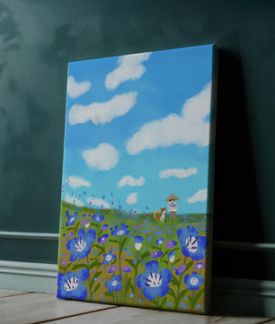 Mann und Hund auf einer leuchtenden Blumenwiese unter blauem Himmel
