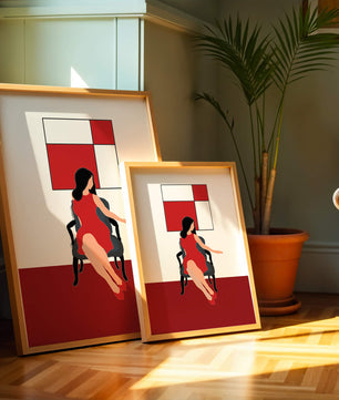 Mujer abstracta en vestido rojo sentada en una silla con arte geométrico en la pared