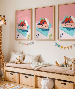 Bunte Dessertillustration mit Erdbeeren und Blaubeeren auf pastellfarbenem Hintergrund