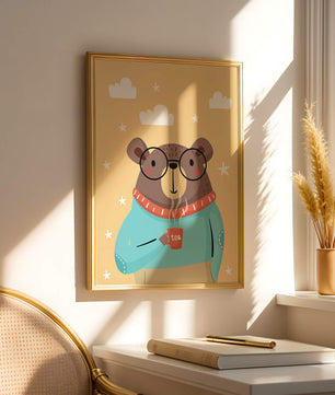 Ilustración de un oso acogedor disfrutando del té con gafas