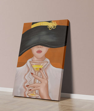 Femme avec un chapeau noir orné d’une touche dorée tenant un verre à cocktail