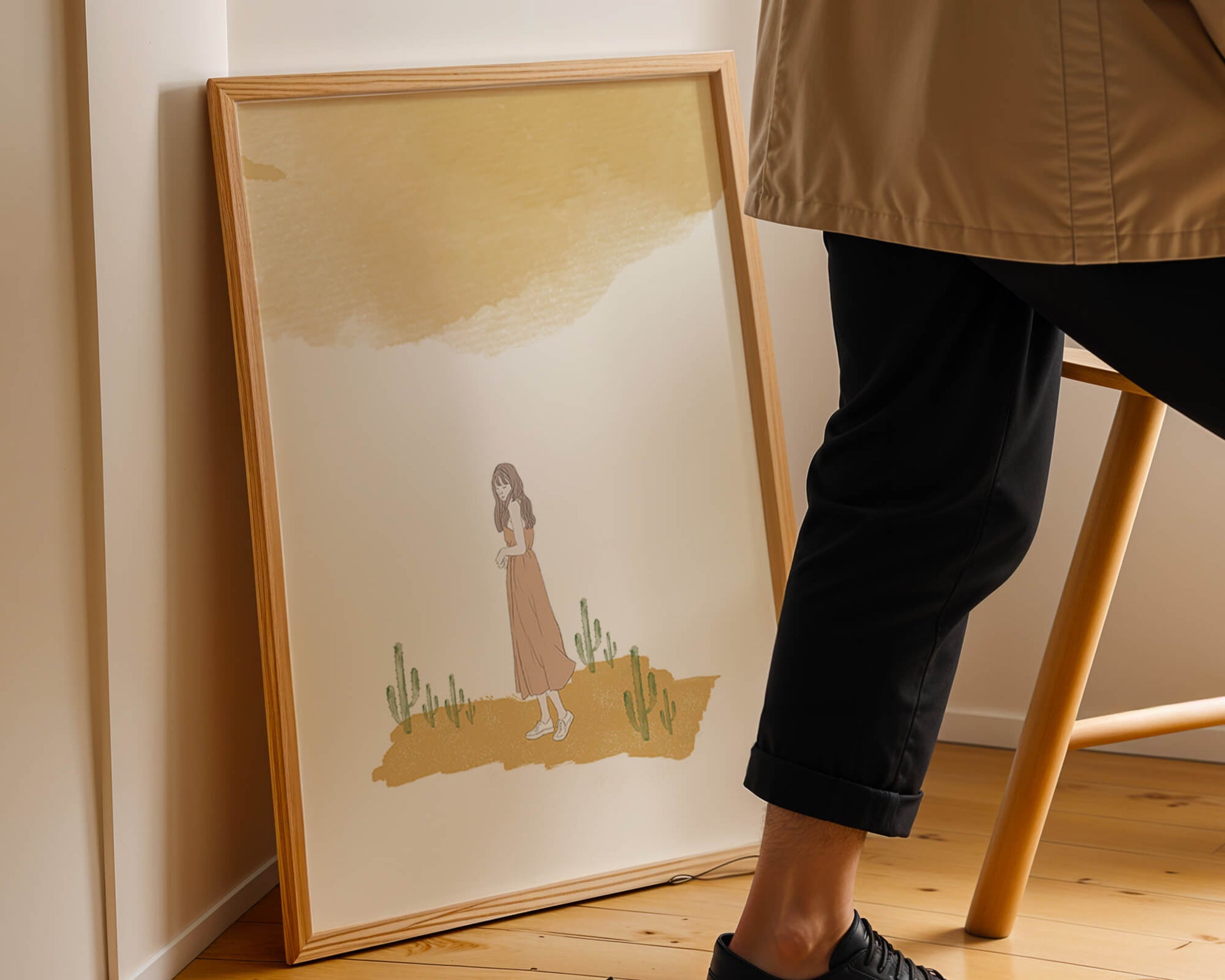 Fille en robe rose debout parmi des cactus sous un ciel aquarelle