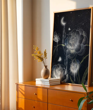 Fleur nocturne avec floraisons au clair de lune et papillon illuminé