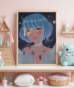 Portrait surréaliste d'une figure mystique aux cheveux bleus et aux papillons