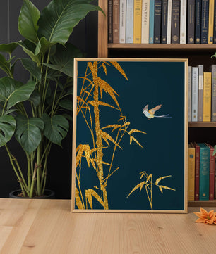 Goldener Bambus und Vogel vor tiefblauem Hintergrund