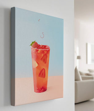 Refrescante bebida de fresa con rodajas flotantes sobre un fondo pastel