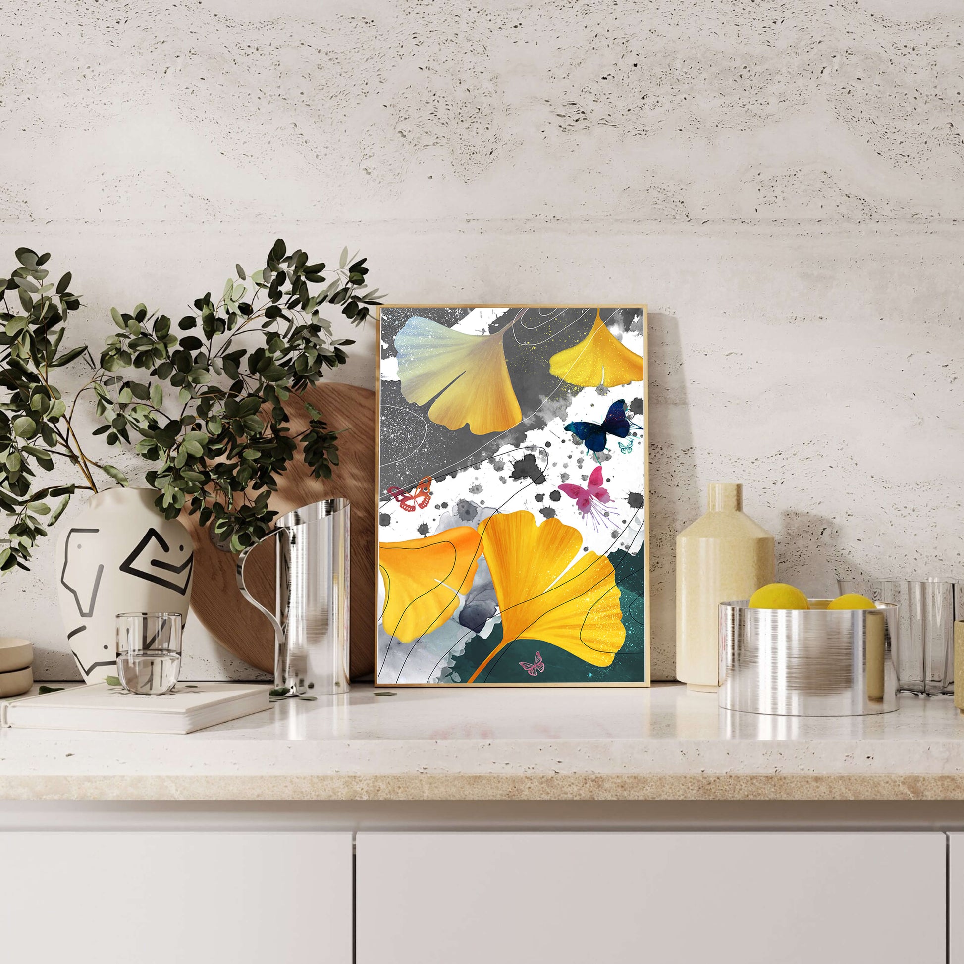 Composición artística con hojas amarillas y mariposas