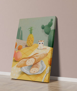 Gato con gafas de sol en un entorno tropical con baguettes y frutas