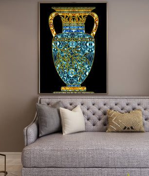 Jarrón de mosaico detallado con piedras preciosas doradas y azules sobre fondo negro
