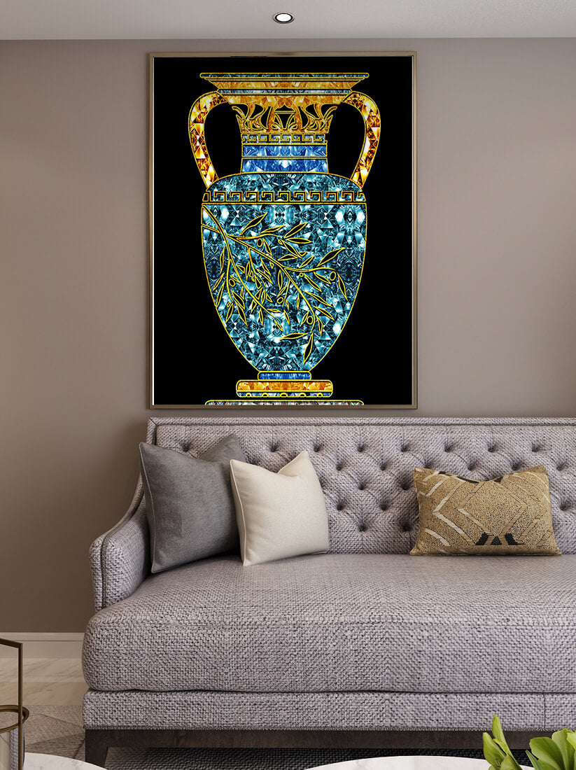Jarrón de mosaico detallado con piedras preciosas doradas y azules sobre fondo negro