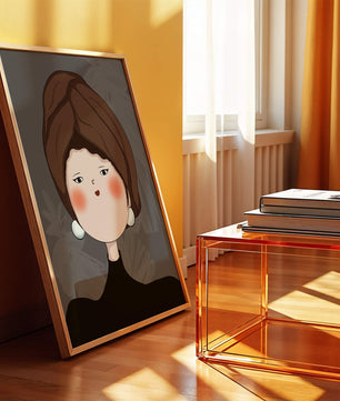 Retrato elegante de una mujer con un tocado único y rasgos expresivos