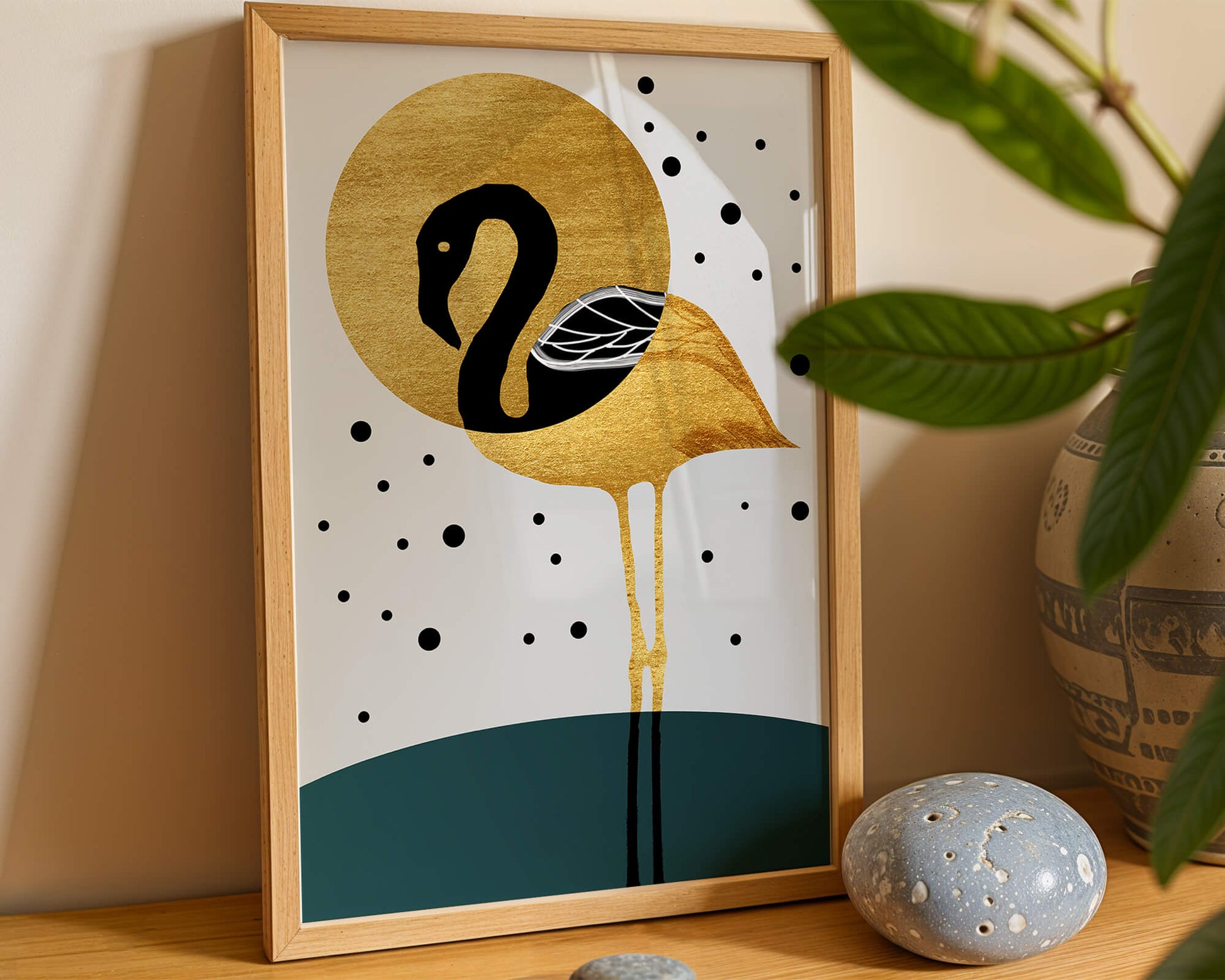 Elegante ilustración de flamenco dorado y negro con elementos de puntos abstractos