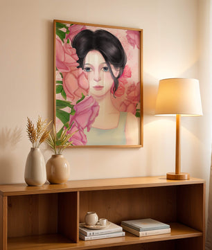 Illustration d'une femme entourée de roses roses