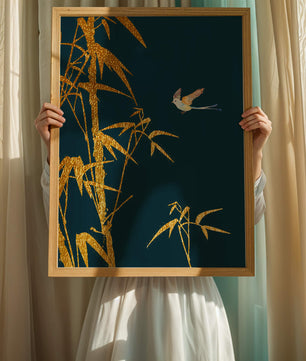 Goldener Bambus und Vogel vor tiefblauem Hintergrund